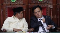 Majelis hakim juga mengatakan pihak tergugat 1 yakni Agung Laksono dan Zaenuddin Amali, tergugat 2 dari DPD 2 Jakarta Utara Muhammad Bandu dan Priyono Joko Alam, serta tergugat 3 Menkum HAM Yasonna Laoly dikenakan denda sebesar Rp 100 miliar.