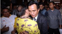 Kuasa hukum Golkar kubu Ical, Yusril Ihza Mahendra berpelukan dengan Akbar Tandjung seusai putusan dibacakan.