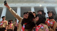 Para anggota pramuka berselfie ria di depan Istana.
