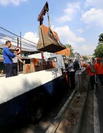 Beton Pembatas Jalan di Depan Pasar Tanah Abang Dibongkar