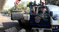 Beton pembatas jalan diangkut mobil Dishub DKI Jakarta. Pool/Lamhot Aritonang/detikFoto.