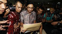  Pasha tampak membawa map berisi berkas-berkas laporan harta kekayaan.