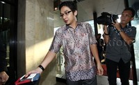 Pasha memasuki gedung KPK untuk melaporkan harta kekayaan.