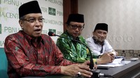 Ketua Umum PBNU KH Said Aqil Siroj (kiri) memberikan keterangan terkait penyelenggaraan Muktamar ke-33 NU di Jakarta, Jumat (24/7/2015).