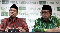 Ketua Umum PBNU KH Said Aqil Siroj (kiri) memberikan keterangan dengan didampingi Ketua Steering Commite Muktamar NU Slamet Effendi Yusuf (kanan).