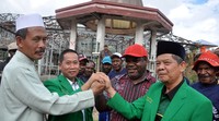 (Kiri-kanan) Ustad Alim Muhtar, Wasekjen PPP Sudarto, Tokoh Masyarakat (Pastur) Marten Jingga, Ketua DPP PPP Ibnu bersalaman bertanda Tolikara sudah damai, aman dan kodusif di Tolikara, Papua, Kamis (23/7/2015). Pool/dok. PPP.