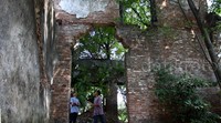 Villa Nova adalah saksi bisu pemberontakan Entong Gendut di Condet, Jakarta Timur. Saat pemberontakan Entong Gendut terjadi tahun 1916, Villa Nova yang juga disebut Landhuis saat itu dikuasai tuan tanah Lady Rollinson. Kini masih berdiri kendati tinggal puing-puing. Lamhot Aritonang/detikFoto.