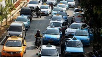 Di badan jalan pun mulai dipenuhi kendaraan taksi dan para tukang ojeg yang mangkal di depan stasiun.
