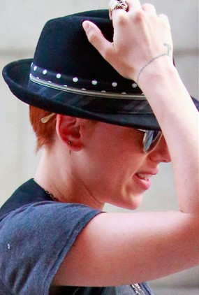 Scarlett Johansson Kini Berambut Merah, Ini Arti Tato Baru David Beckham Scarlett Johansson Kini Berambut Merah, Ini Arti Tato Baru David Beckham