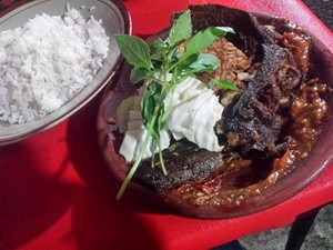 Sedap Malam Surabaya: Uenake Rek! Lele Penyet Sambal Korek dan Soto Ayam