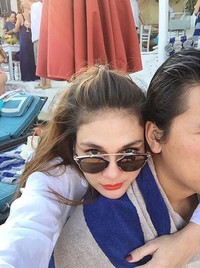 Luna Maya dan sang kekasih, Reino Barack kini tengah berlibur di Mykonos, Yunani. (Instagram/lunamaya)