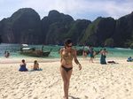 Dena Rachman Berbikini di Thailand