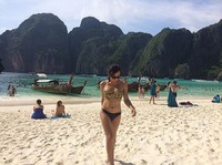 Walking down #thebeach #leonardodicaprio #mayabay #phiphi #thailand, tulisnya di caption foto. (Instagram/denarachman)