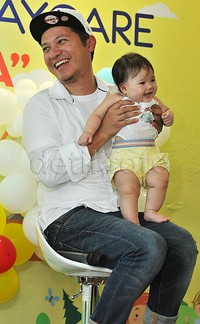 Gempi terlihat sangat cute tertawa di pangkuan sang ayah. Pool/Noel/detikFoto.