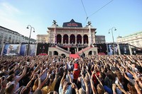 Para penggemar memadati gedung opera Wiener Staatsoper, Wina, Austria pada 23 Juli 2015 waktu setempat untuk melihat kehadiran para bintang 'Mission: Impossible - Rogue Nation'. Monika Fellner/Getty Images for Paramount Pictures International/detikFoto.
