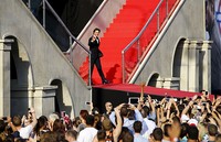 Momen ketika Tom Cruise muncul di panggung. REUTERS/Leonhard Foeger/detikFoto.