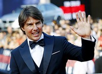 Tom yang mengenakan tuxedo melambaikan tangannya pada penggemar. REUTERS/Leonhard Foeger/detikFoto.