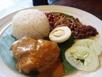 Nasi lemak yang tersaji memiliki isian cukup lengkap. Ada ayam bumbu kari, teri kacang, telur rebus yang dipotong setengah, sambal terasi yang pedas dan mentimun. Hmm, dijamin kenyang!