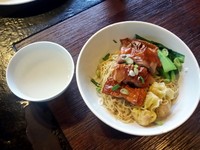 Mie Hongkong tercium hangat terasa lembut dan gurih. Mienya berwarna kuning dengan daging bebek yang diberi bumbu saus hiosin yang manis gurih.