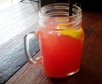 Homemade Watermelon Lemon yang segar asam. Warnanya merah muda dengan tambahan irisan lemon berwarna kuning yang manis sedikit asam.