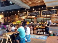 Suasana yang nyaman dengan interior berwarna cokelat lengkap dengan beberapa hiasan bunga membuat Lemongrass menjadi salah satu destinasi tempat berkumpul warga Jakarta dan Bogor.