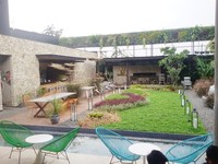 Selain indoor, restoran ini juga memiliki area outdoor yang dapat Anda pilih.
