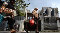 Warga melintas di depan GKPI Jatinegara yang tengah dibongkar.
