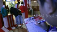 Warga memberikan dukungan kepada Ahok dengan mengisi formulir dan memberikan fotocopy.
