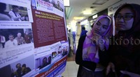 Warga melihat berita-berita tentang Ahok.
