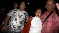 KPK baru saja selesai melakukan pemeriksaan terhadap dua bawahan terdekat OC Kaligis. Dua orang yang diperiksa adalah Yurinda Tri Achyuni dan Yenny Octarina Misnan yang merupakan sekretaris OC Kaligis.