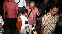 Yenny keluar lebih dulu dari ruang pemeriksaan KPK pada Jumat (24/7/2015) sekitar pukul 23.40 WIB.