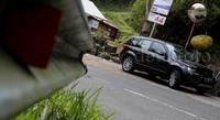 Faktor transmisi otomatis, membuat upaya menundukkan jalan dan menghalau kendaraan dari arus berlawanan yang sering tidak terduga, sangat membutuhkan perhitungan yang matang dari pengemudi. Meskipun demikian, berada di tengah-tengah hutan sumatera yang masih pekat, tidak mengkhawatirkan penumpang, mengingat SGV dilengkapi dengan lampu HID Xenon yang memberikan penerangan jernih dan cerah.