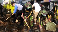 Bima Arya bersama ratusan orang membersihkan kawasan Pasar Anyar. Ist/Ara Wiraswara.