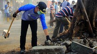 Bima Arya bersih-bersih kawasan Pasar Anyar dengan menggunakan cangkul. Ist/Ara Wiraswara.