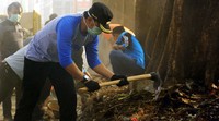 Bima Arya mengeruk sampah dan puing di kawasan Pasar Anyar. Ist/Ara Wiraswara.