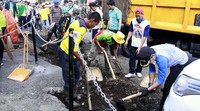 Bima Arya tampak semangat membersihkan sampah serta puing yang membuat lingkungan kotor dan kumuh. Ist/Ara Wiraswara.