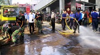 Petugas pemadam kebakaran juga dikerahkan untuk membersihkan jalan. Ist/Ara Wiraswara.