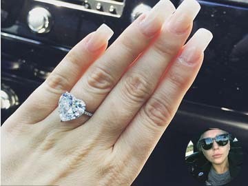 Lady Gaga Pamer Cincin Tunangan Rp 10 Miliar