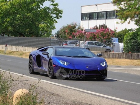 Roadster Lamborghini Aventador Mulai Tampil di Jalanan