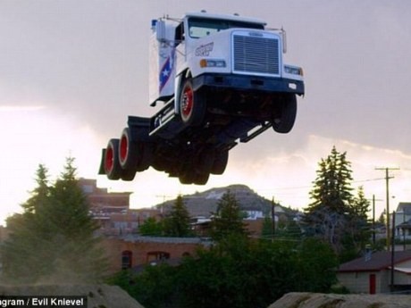 Gokil, Truk 9 Ton Ini Melompat Hingga 55 Meter