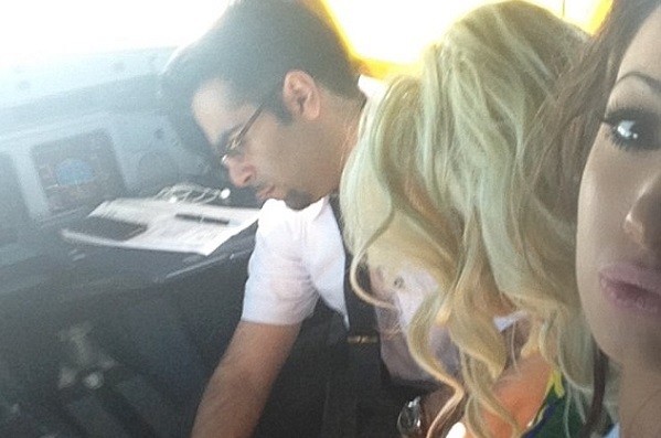 Kelewatan, Pilot Ajak Model Playboy ke Kokpit Pesawat