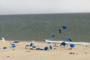 Wush! Angin Kencang Bikin Kacau Pantai Wisata di Amerika