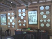 Begitu pertama kali masuk, traveler akan mendapati area restoran dengan desain yang menarik. Banyak memorabilia berupa piring yang bertanda tangan artis terkenal terpampang di sana (Wahyu/detikTravel)