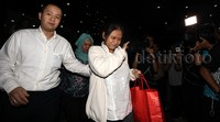 Aryani bergegas meninggalkan gedung KPK.
