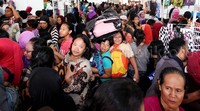 Ratusan pengunjung harus berdesakan saat akan berbelanja di pameran Jakarta Book Fair & Education Fair 2015.