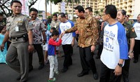 Seorang anak menyalami Ahok.