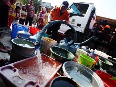 Pembagian Air Bersih untuk Korban Kekeringan