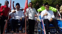 Sekitar pukul 11.20 WIB dengan mengendarai andong keduanya berangkat dari Taman Sritanjung menuju kantor KPUD. Putri Akmal/detikFoto.