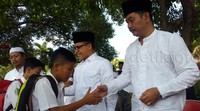 Sesaat sebelum berangkat ke KPU Banyuwangi, pasangan Anas-Yusuf memberi santunan kepada belasan yatim piatu. Putri Akmal/detikFoto.