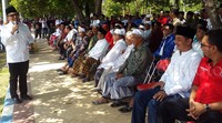 Anas dan Yusuf memohon restu di depan para pemimpin partai, pemuka agama dan simpatisan di pelataran Taman Sritanjung. Putri Akmal/detikFoto.